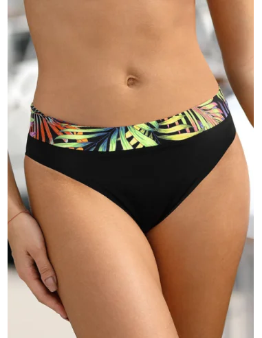 Dół kostiumu kąpielowego we wzory...