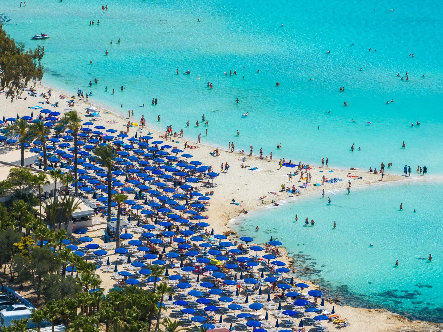 Widok z góry na Ayia Napa na Cyprze w szczycie sezonu