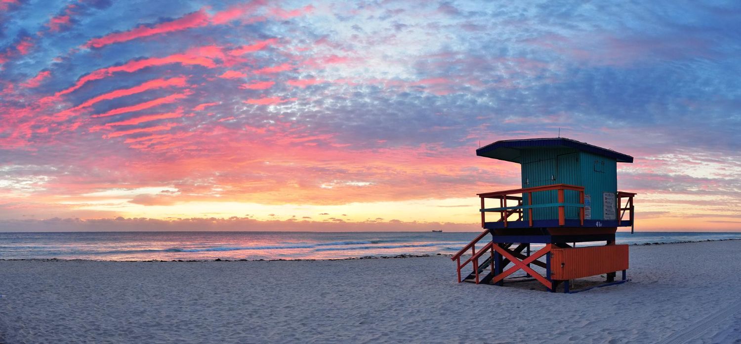 Plaża Miami Beach w USA podczas zachodu słońca