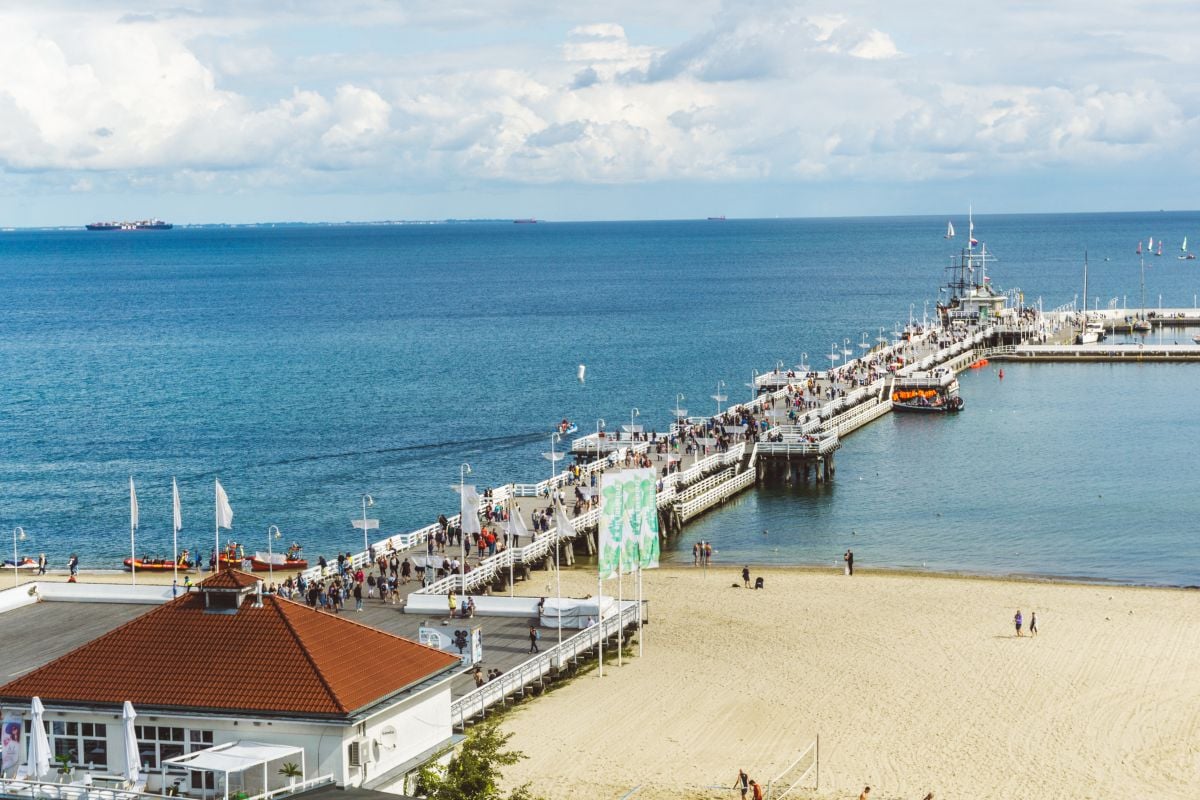Miasto Sopot z molo i plażą 