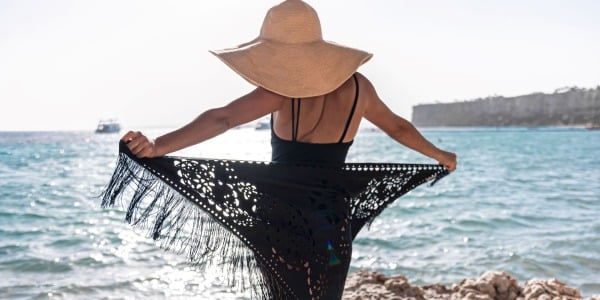 Jak zamaskować szerokie biodra i uda w stroju kąpielowym?