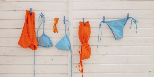 Jak wiązać strój kąpielowy? Kreatywne i modne sposoby