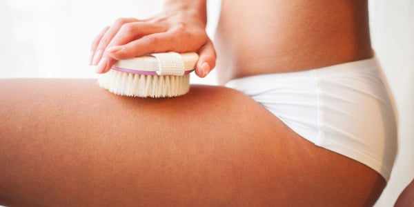 Szczotkowanie na sucho – co daje? Jak szczotkować ciało?